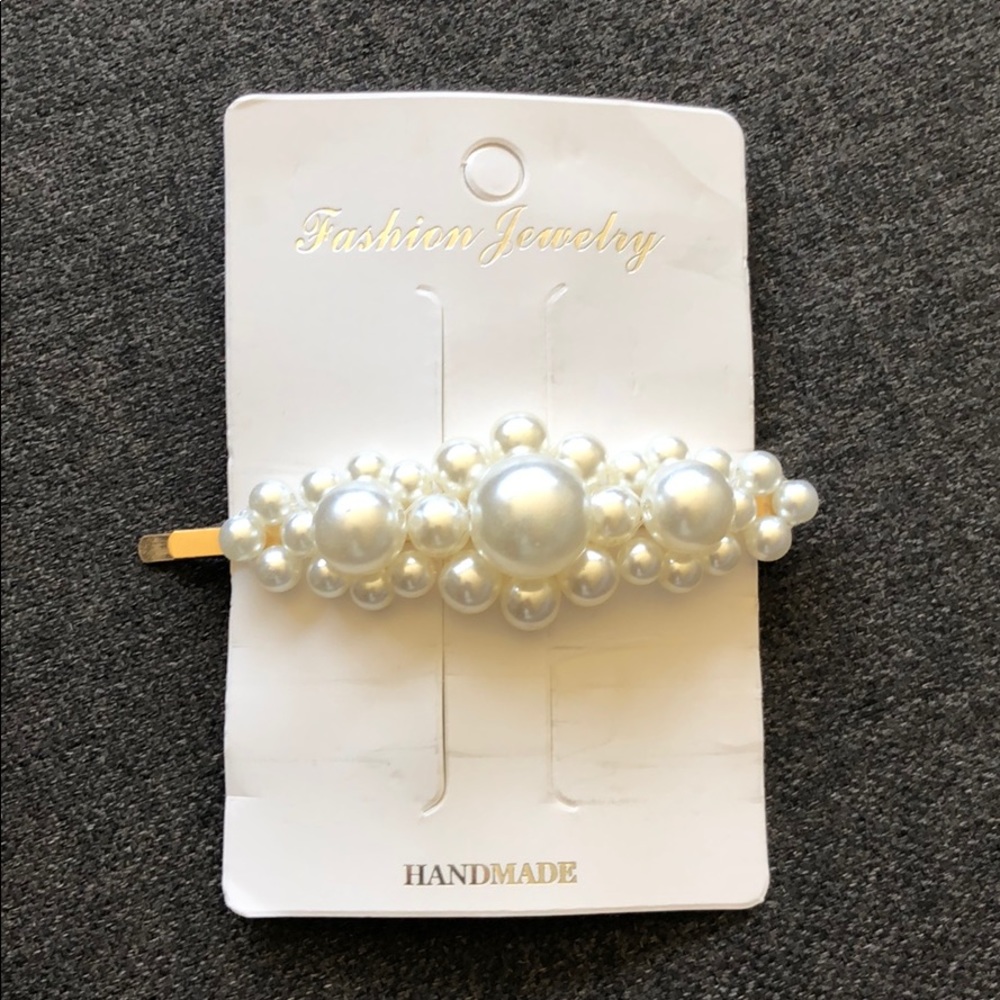 3 for $10 💸 - Pearl Barrette